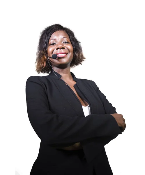 Mujer de negocios afroamericana negra segura con auriculares hablando en evento de seminario corporativo en conferencia de entrenamiento de motivación aislada en blanco — Foto de Stock