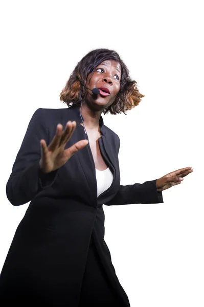 自信を持って黒いアフリカ系アメリカ人ビジネスの女性会議白で隔離をコーチング モチベーション企業セミナー イベントで言えばヘッドセットと — ストック写真