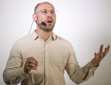 kulaklık oditoryum konferans odasında iş başarı konuşma koçluk kurumsal iş kongresinde konuşan adamla genç başarılı ve kendine güvenen rahat hoparlör