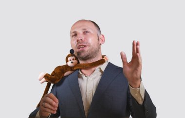 Koçluk ve eğitim oditoryum konferans salonu maymun için omuz yönetimi kavramı üzerinde konuşmak kurumsal iş konuşan emin iş adamı