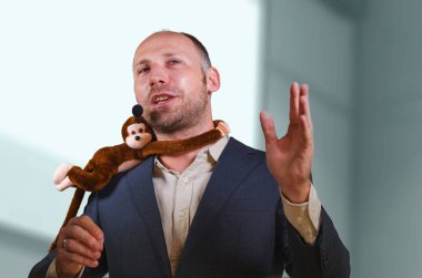 Koçluk ve eğitim oditoryum konferans salonu maymun için omuz yönetimi kavramı üzerinde konuşmak kurumsal iş konuşan emin iş adamı