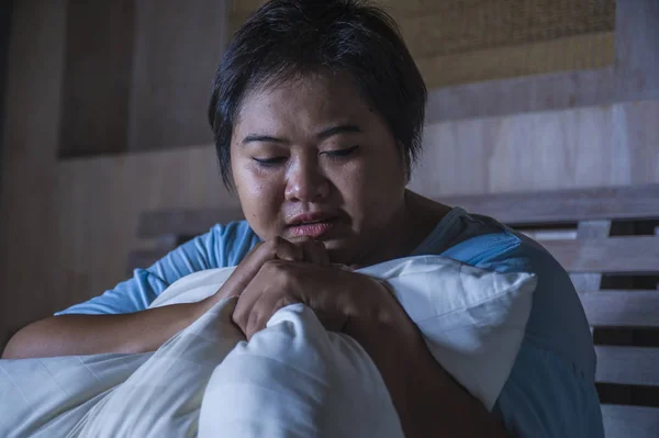 Joven triste y deprimida gorda y gordita chica asiática sentirse molesto y desesperado llorando en la cama en casa víctima de bullying y discriminación por su más tamaño y sobrepeso —  Fotos de Stock