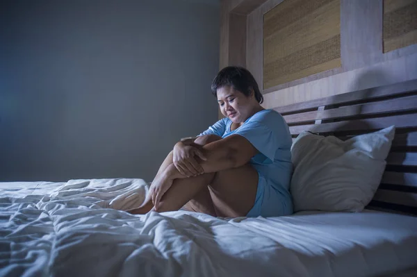 Szomorú és depressziós kövér és duci ázsiai kislány érzés mérges és kétségbeesett sírás ágyban otthon a zaklatás és a hátrányos megkülönböztetés áldozata a plusz méretű és túlsúlyos — Stock Fotó