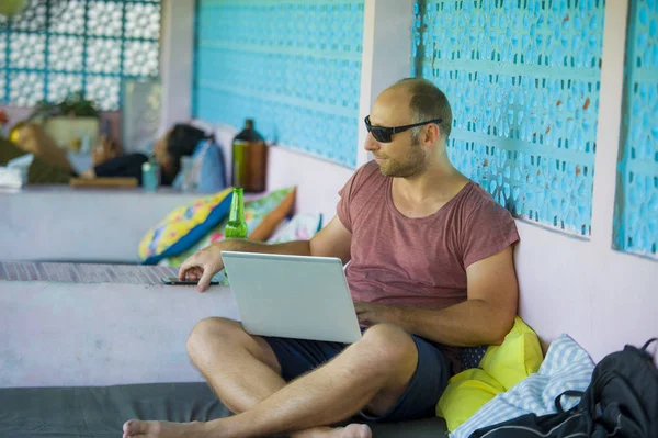 Šťastná a věří batohem muži, kteří pracují s přenosný počítač a mobilní telefon venku uvolnil jako úspěšný podnikatel na volné noze a digitální Nomád v Internetu práci — Stock fotografie