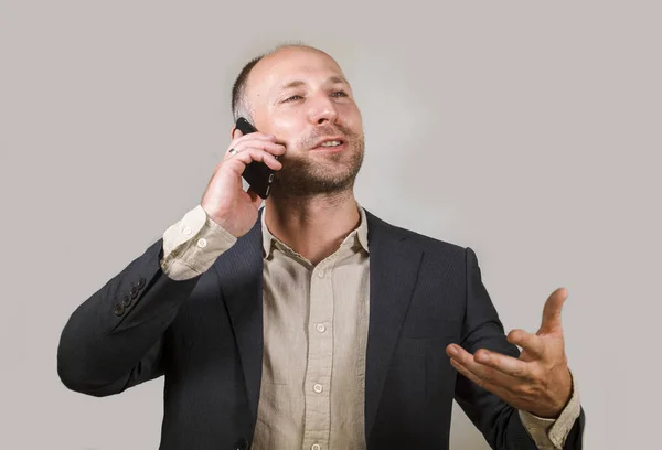 Confiado empresario exitoso hablando en el teléfono móvil tener conversación de negocios con el teléfono celular sonriendo alegre en el trabajo corporativo y el concepto de éxito empresario — Foto de Stock