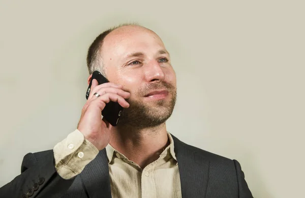 Confiado empresario exitoso hablando en el teléfono móvil tener conversación de negocios con el teléfono celular sonriendo alegre en el trabajo corporativo y el concepto de éxito empresario — Foto de Stock