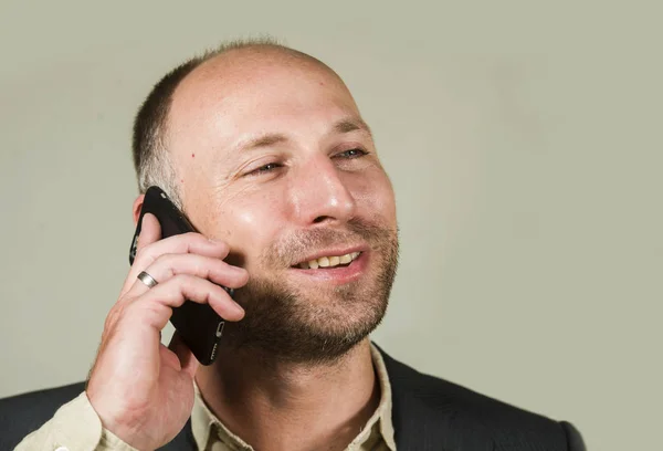Αυτοπεποίθηση επιτυχημένος επιχειρηματίας, μιλώντας στο κινητό τηλέφωνο επιχειρήσεων συζήτηση με κινητό τηλέφωνο χαμογελώντας χαρούμενα σε εταιρική εργασία και επιχειρηματίας σχέδιο επιτυχίας — Φωτογραφία Αρχείου