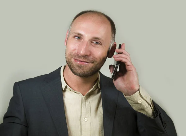 企業の仕事と起業家の成功の概念で陽気な笑みを浮かべて携帯電話とビジネス会話を持つ携帯電話で話して自信を持って成功した実業家 — ストック写真