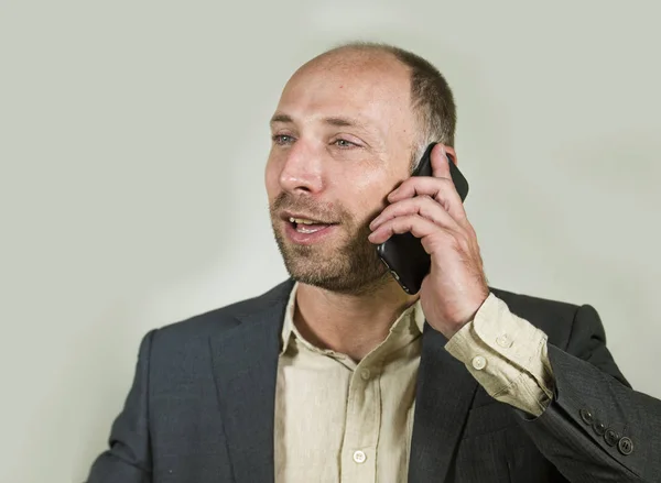 Confiado empresario exitoso hablando en el teléfono móvil tener conversación de negocios con el teléfono celular sonriendo alegre en el trabajo corporativo y el concepto de éxito empresario — Foto de Stock