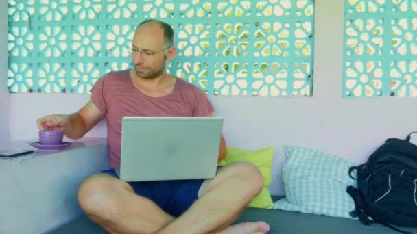 Jovem Homem Mochileiro Feliz Confiante Trabalhando Com Computador Portátil Livre — Vídeo de Stock