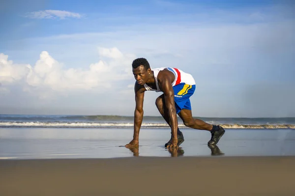 Gesunder Lebensstil Portrait des jungen athletischen und attraktiven schwarzen afroamerikanischen Läufers beim Lauftraining am Wüstenstrand in Fitness- und Wellness-Konzept — Stockfoto