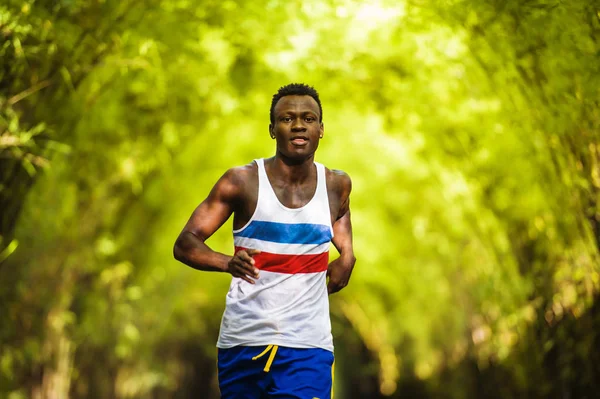 Junger athletischer und attraktiver schwarzafrikanisch-amerikanischer Läufer beim Lauftraining im Freien auf dem städtischen Stadtpark in Fitness Sport und Wellness — Stockfoto