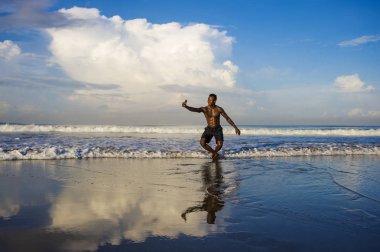 genç çekici ve mutlu siyah Afro Amerikan spor adam atletik vücut ve Sixpack güzel plajda cep telefonu ile selfie fotoğraf çeken tatil serin gülümseyen