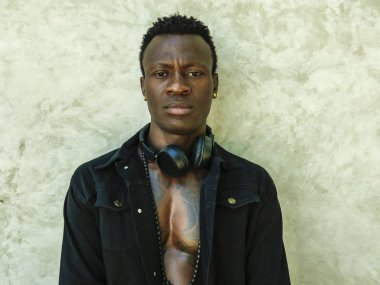 Genç yakışıklı ve çekici atletik Afro Amerikan adam açık siyah denim ceket moda güzelliği serin tutum poz şehir grunge arka plan üzerinde izole