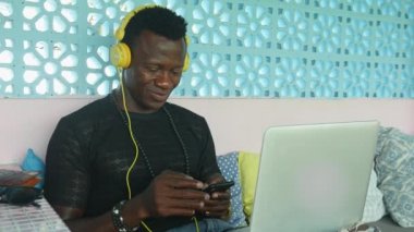 bilgisayar dijital göçebe iş başarı ve internet iş yaşam tarzında gülümseyen cep telefonuyla mutlu genç siyah
