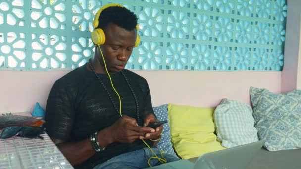 Joven Fresco Atractivo Negro Afro Americano Hipster Hombre Con Auriculares — Vídeo de stock