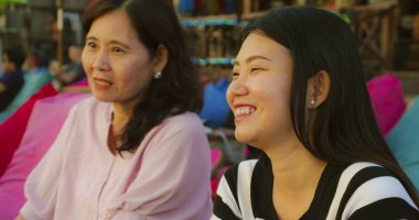 mutlu ve güzel Asya Çinli kadın zevk yaz tatilleri birlikte onun üst düzey Olgun Anne gülümseyen neşeli ve rahat tropikal plaj Resort ile seyahat 