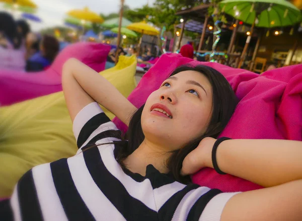 Young beautiful and happy Asian Chinese woman on her 20s or 30s smiling relaxed and cheerful lying on resort beanbag hammock chilling at tropical beach resort — Stock Photo, Image