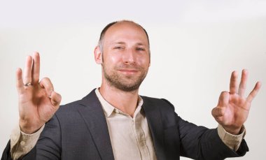 arka plan başarı beyaz el güven genç girişimci gülümseyen izole iş işadamı işareti iyi 