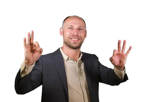 Junge attraktive und erfolgreiche Geschäftsmann lächelt glücklich und zuversichtlich isoliert weißen Hintergrund geben ok Handzeichen Unternehmer Geschäftserfolg — Stockfoto