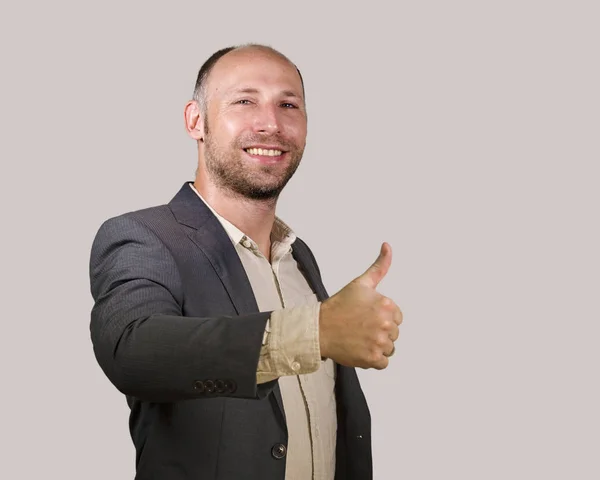 Junge attraktive und erfolgreiche Geschäftsmann lächelt glücklich und zuversichtlich isoliert weißen Hintergrund geben Daumen nach oben in Unternehmer geschäftlichen Erfolg — Stockfoto