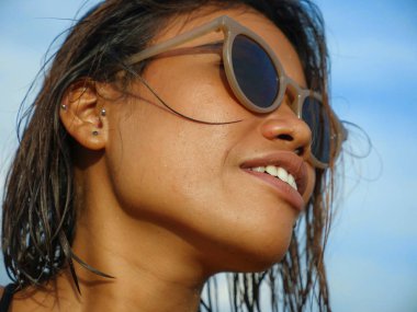 bikini ve güneş gözlüğü genç güzel ve seksi Asyalı kız baş ve omuzlar yaşam tarzı portre denizde mutlu serin gülümseyerek poz tropikal plajda tatil zevk