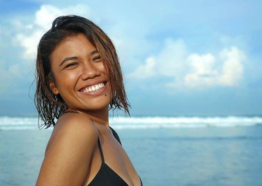 bikini genç güzel ve seksi Asyalı kız baş ve omuzlar yaşam tarzı portre neşeli neşeli plajda serin ve denizde mutlu poz tatil zevk