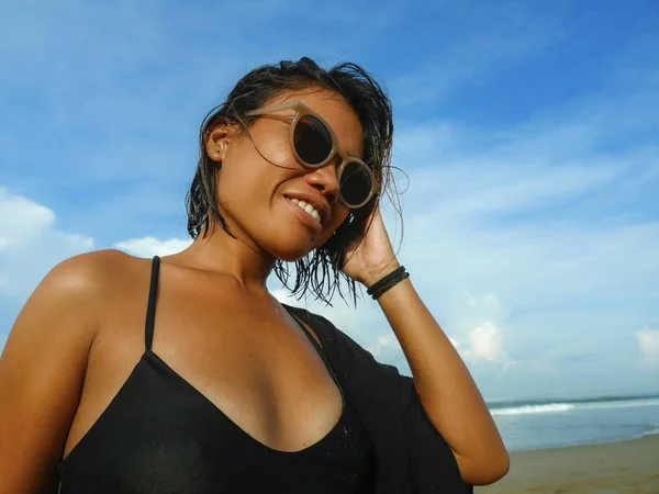 头部和肩膀的生活方式肖像年轻美丽和性感的亚洲女孩在比基尼和太阳镜享受假期在热带海滩摆出清凉的微笑快乐在海上 — 图库照片