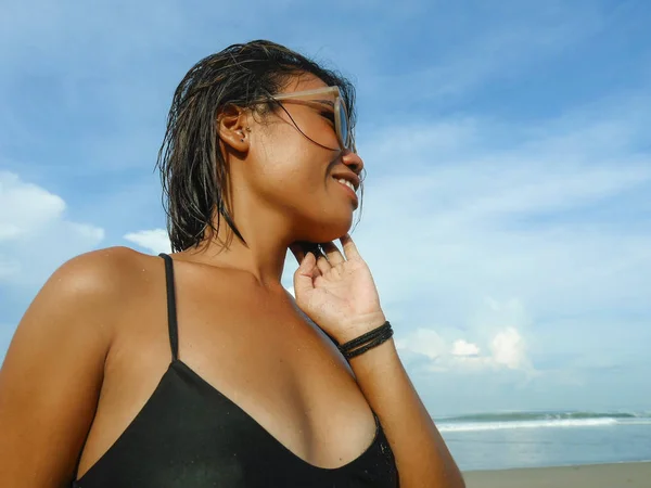 Cabeça e ombros estilo de vida retrato de jovem bela e sexy menina asiática em biquíni e óculos de sol desfrutando de férias na praia tropical posando fresco sorrindo feliz no mar — Fotografia de Stock