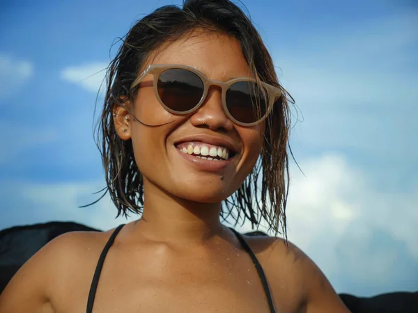 Cabeça e ombros estilo de vida retrato de jovem bela e sexy menina asiática em biquíni e óculos de sol desfrutando de férias na praia tropical posando fresco sorrindo feliz no mar — Fotografia de Stock