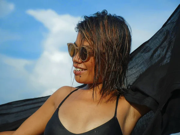 Fej és a váll életmód portré fiatal szép és szexi ázsiai lány bikini és napszemüveg élvező nyaralás a trópusi strandon jelentő hűvös mosolygós boldog a tengeren — Stock Fotó