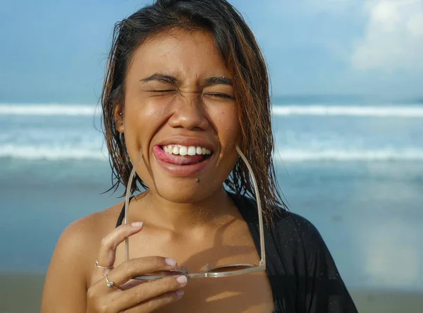 Cabeça e ombros estilo de vida retrato de jovem bela e sexy menina asiática em biquíni e óculos de sol desfrutando de férias na praia tropical posando fresco sorrindo feliz no mar — Fotografia de Stock