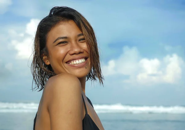 Cabeza y hombros estilo de vida retrato de joven hermosa y sexy chica asiática en bikini sonriente alegre disfrutando de vacaciones en la playa tropical posando fresco y feliz en el mar — Foto de Stock