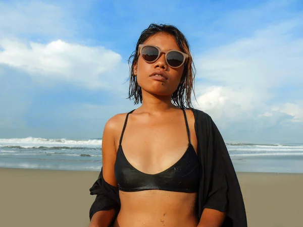 头部和肩膀的生活方式肖像年轻美丽和性感的亚洲女孩在比基尼和太阳镜享受假期在热带海滩假扮凉爽和自信在海上 — 图库照片