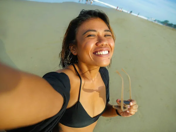 Jovem feliz e atraente asiático exótico mulher na praia tomando selfie retrato com celular sorrindo alegre desfrutando férias viagem na bela ilha tropical — Fotografia de Stock