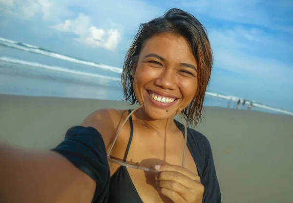 Jovem feliz e atraente asiático exótico mulher na praia tomando selfie retrato com celular sorrindo alegre desfrutando férias viagem na bela ilha tropical — Fotografia de Stock