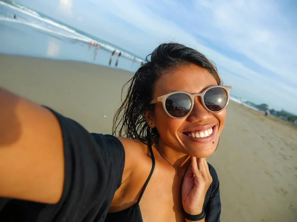 Jovem feliz e atraente asiático exótico mulher na praia tomando selfie retrato com celular sorrindo alegre desfrutando férias viagem na bela ilha tropical — Fotografia de Stock