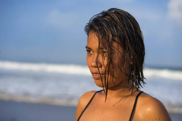 Joven hermosa y sexy chica asiática en bikini con el pelo mojado disfrutando de vacaciones en la playa tropical posando fresco sonriendo feliz en el mar en concepto de belleza exótica — Foto de Stock