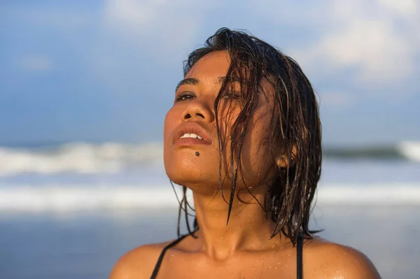 身穿比基尼、头发湿透的年轻漂亮性感的亚洲女孩在热带海滩度假时，带着一种异国情调的海市蜃楼般的放松与快乐 — 图库照片