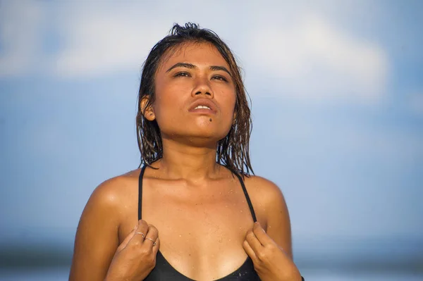 Joven hermosa y sexy chica asiática en bikini con el pelo mojado disfrutando de vacaciones en la playa tropical posando fresco relajado y feliz en el mar en concepto de belleza exótica —  Fotos de Stock