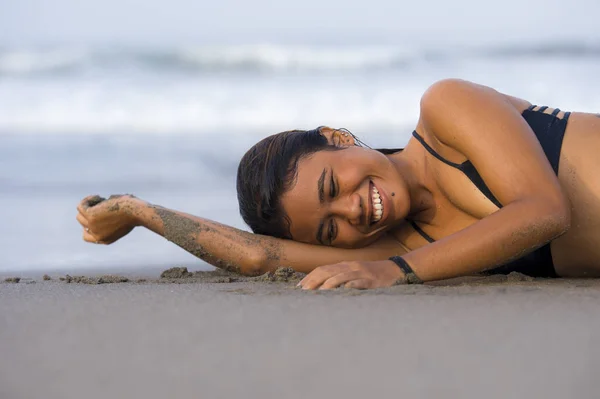 Jovem bela e feliz mulher asiática em biquíni deitado molhado na praia de areia brincando e sorrindo alegre se divertindo com água do mar em beleza ilhéu exótico — Fotografia de Stock