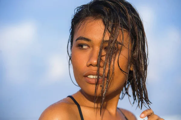 Junge schöne und sexy asiatische Mädchen im Bikini mit nassen Haaren genießen Urlaub am tropischen Strand posiert cool lächelnd glücklich am Meer in exotischen Schönheitskonzept — Stockfoto