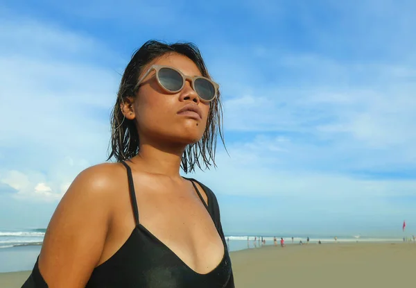 Retrato de jovem bela e sexy menina asiática em biquíni e óculos de sol desfrutando de férias na praia tropical posando fresco e confiante no mar em beleza exótica — Fotografia de Stock