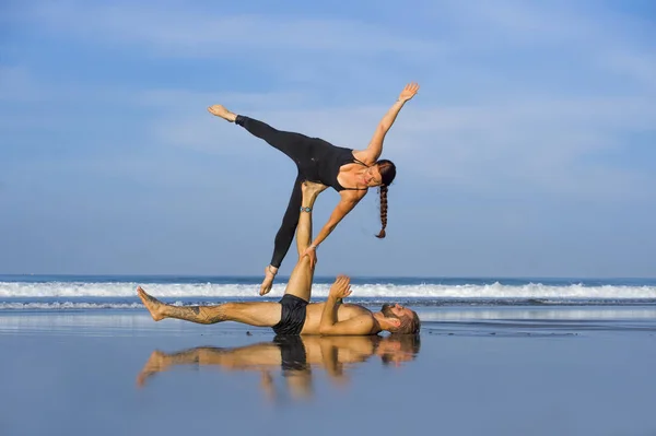Genç, çekici ve güzel akrobat çift akroyoga egzersizi yapıyorlar. Dengeli bir şekilde yoga yapıyorlar. Rahatlama ve meditasyon konseptiyle. — Stok fotoğraf