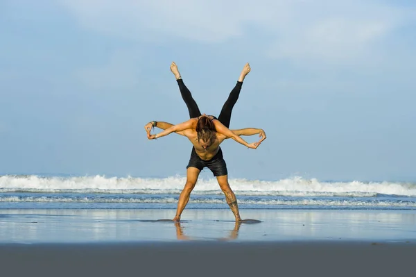 Genç, çekici ve güzel akrobat çift akroyoga egzersizi yapıyorlar. Dengeli bir şekilde yoga yapıyorlar. Rahatlama ve meditasyon konseptiyle. — Stok fotoğraf