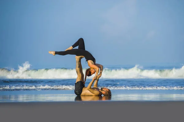 Genç, çekici ve güzel akrobat çift akroyoga egzersizi yapıyorlar. Dengeli bir şekilde yoga yapıyorlar. Rahatlama ve meditasyon konseptiyle. — Stok fotoğraf