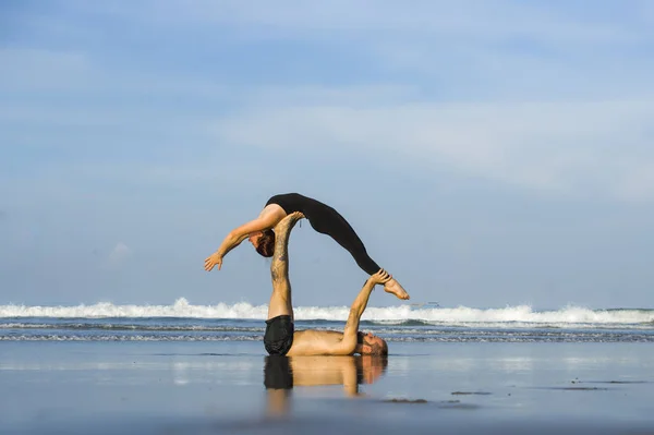 Genç, çekici ve güzel akrobat çift akroyoga egzersizi yapıyorlar. Dengeli bir şekilde yoga yapıyorlar. Rahatlama ve meditasyon konseptiyle. — Stok fotoğraf