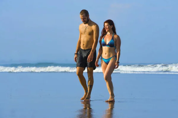 Young happy and beautiful couple enjoying Summer holidays travel or honeymoon trip together in tropical paradise beach having fun walking relaxed on the sea — 스톡 사진