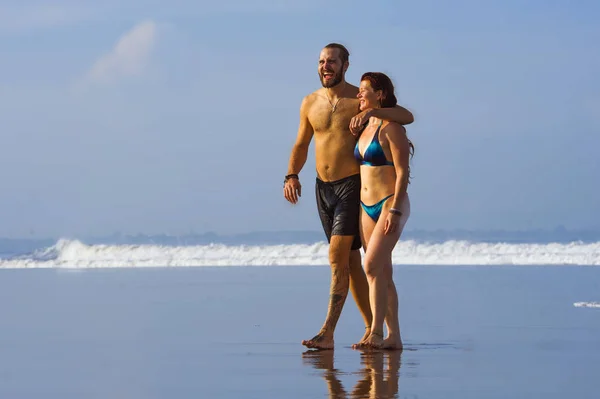 Joven feliz y hermosa pareja disfrutando de vacaciones de verano viaje o viaje de luna de miel juntos en la playa paraíso tropical divertirse caminando relajado en el mar — Foto de Stock