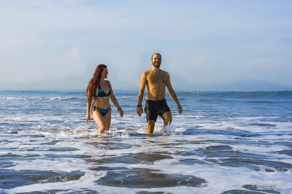 행복하고 아름다운 부부는 여름에 휴가 여행이나 신혼 여행이 함께 열대 낙원 해변에서 즐기는 재미편안하고 장난 을 즐기는 바다 — 스톡 사진